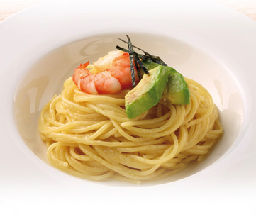 エビとアボカドのパスタ