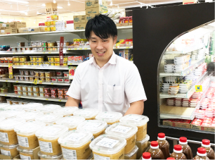 醤油工場で働く武生さん