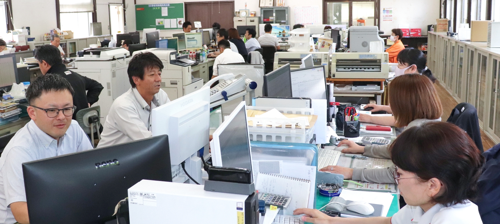 業務中の営業部業務課メンバー