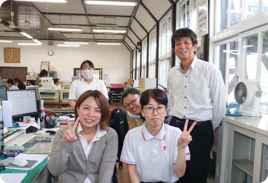 営業部業務課メンバー集合写真