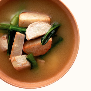 揚げ里芋と小松菜の味噌汁