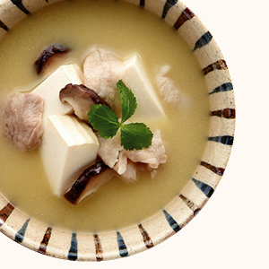 豆腐と豚肉と生しいたけの味噌汁