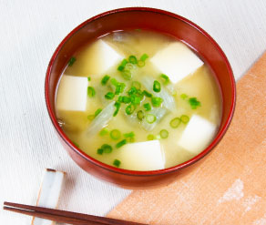 豆腐とたまねぎのみそ汁 醤油 味噌 本物の味ひとすじ フンドーキン醤油 九州大分県臼杵