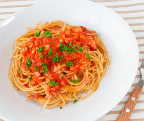 ナッツ香るトマトソースパスタ